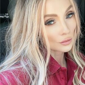 Meet your Posher, Lora